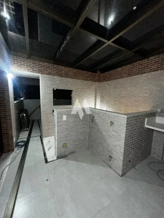 Imagem Apresentamos uma casa extraordinária, com 5 pavimentos e elevador, 3 suítes e uma master , toda climatizada, projetada com refinados toques de arquitetura e design de interiores assinados por Verônica Theodorico. Esta residência nova oferece um estilo de 