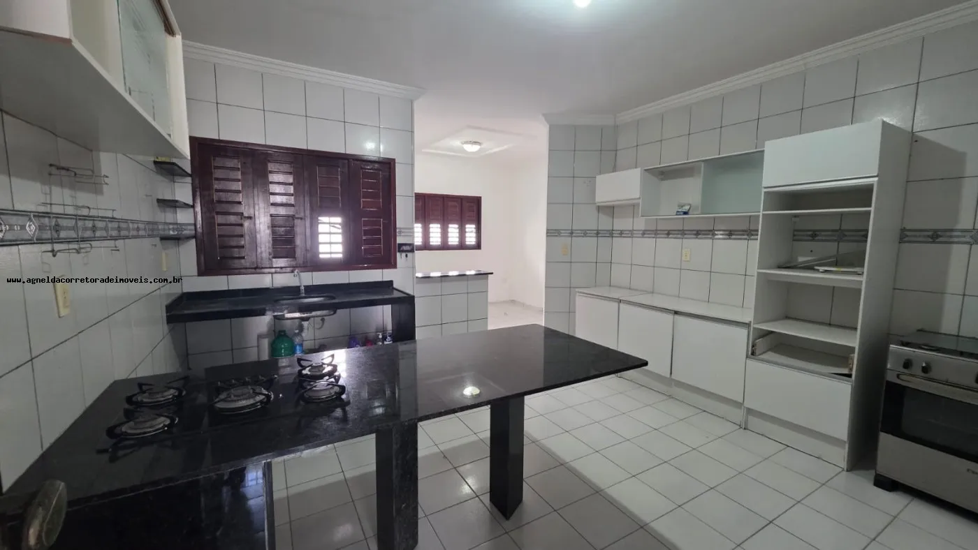 Imagem Casa para Venda em Parnamirim, Emaús, 3 dormitórios, 1 suíte, 2 banheiros, 2 vagas
