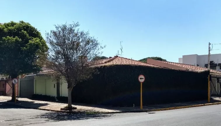 Imagem Casa em área nobre, 3 dormitórios com 1 suíte.