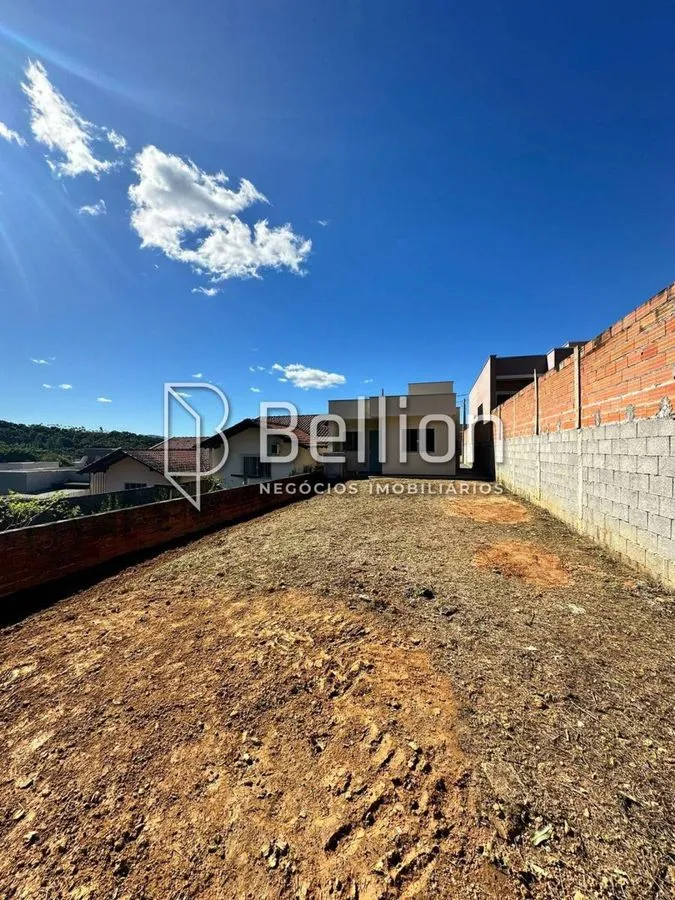 Imagem Residência situada em um bairro tranquilo em Timbó. Com um terreno espaçoso de 262,50 m², esta propriedade oferece um espaço para sua família desfrutar.
