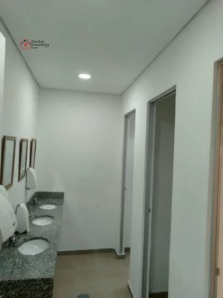 Imagem LOCAÇÃO SALÃO COMERCIAL - VILA NOGUEIRA - DIADEMA/SP. Salão amplo, 699,60 m, com 8 box individuais, com piso de porcelanato, banheiro feminino, masculino e acessível, total de 07 banheiros, espaço interno que pode ser utilizado como estacionamento. Ide