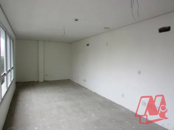 Imagem Na rua Luzitana, sala nova de 40 m².