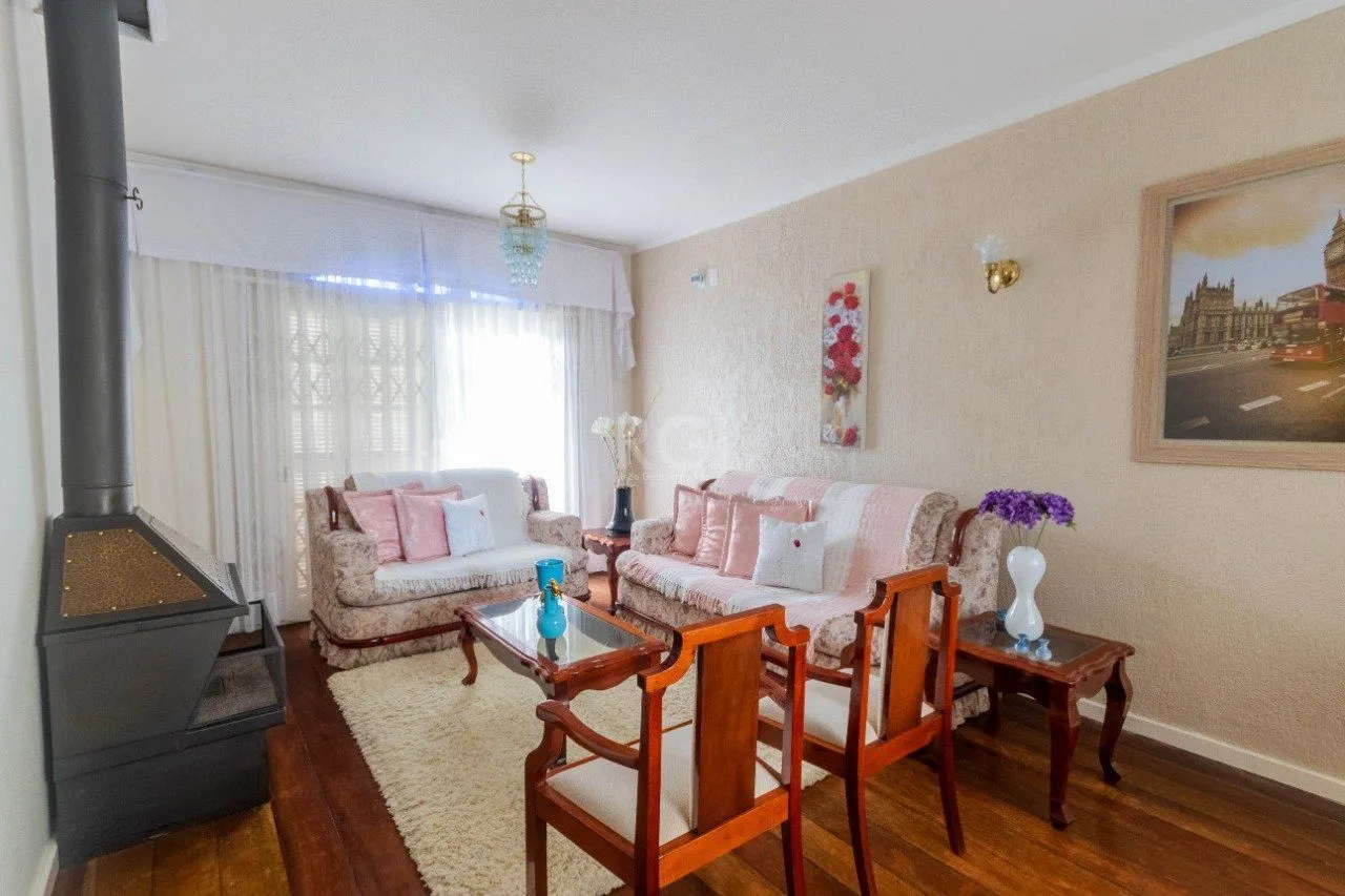 Imagem Casa para Venda - 250m², 3 dormitórios, sendo 2 suites, Partenon