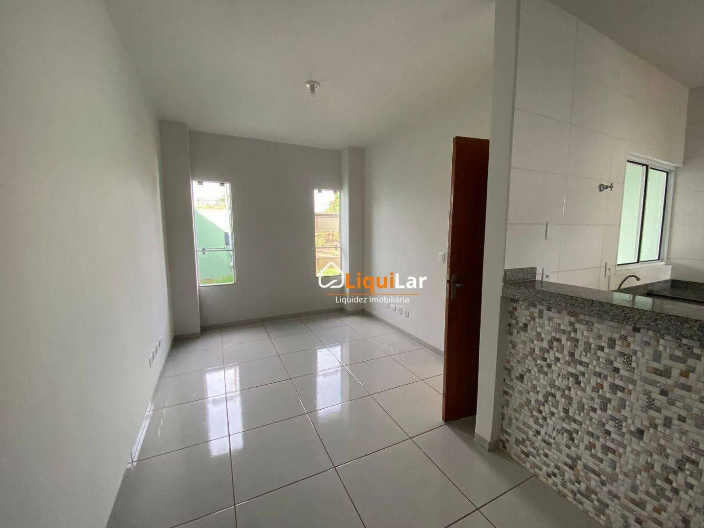 Imagem Casa Usada à Venda no Asfalto com 2 Quartos, Varanda, Amplo Quintal e Possibilidade de Minha Casa Minha Vida