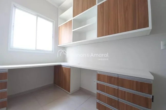 Imagem Casa espaçosa para locação no Swiss Park com 247 m² e excelente distribuição dos ambientes

Es...