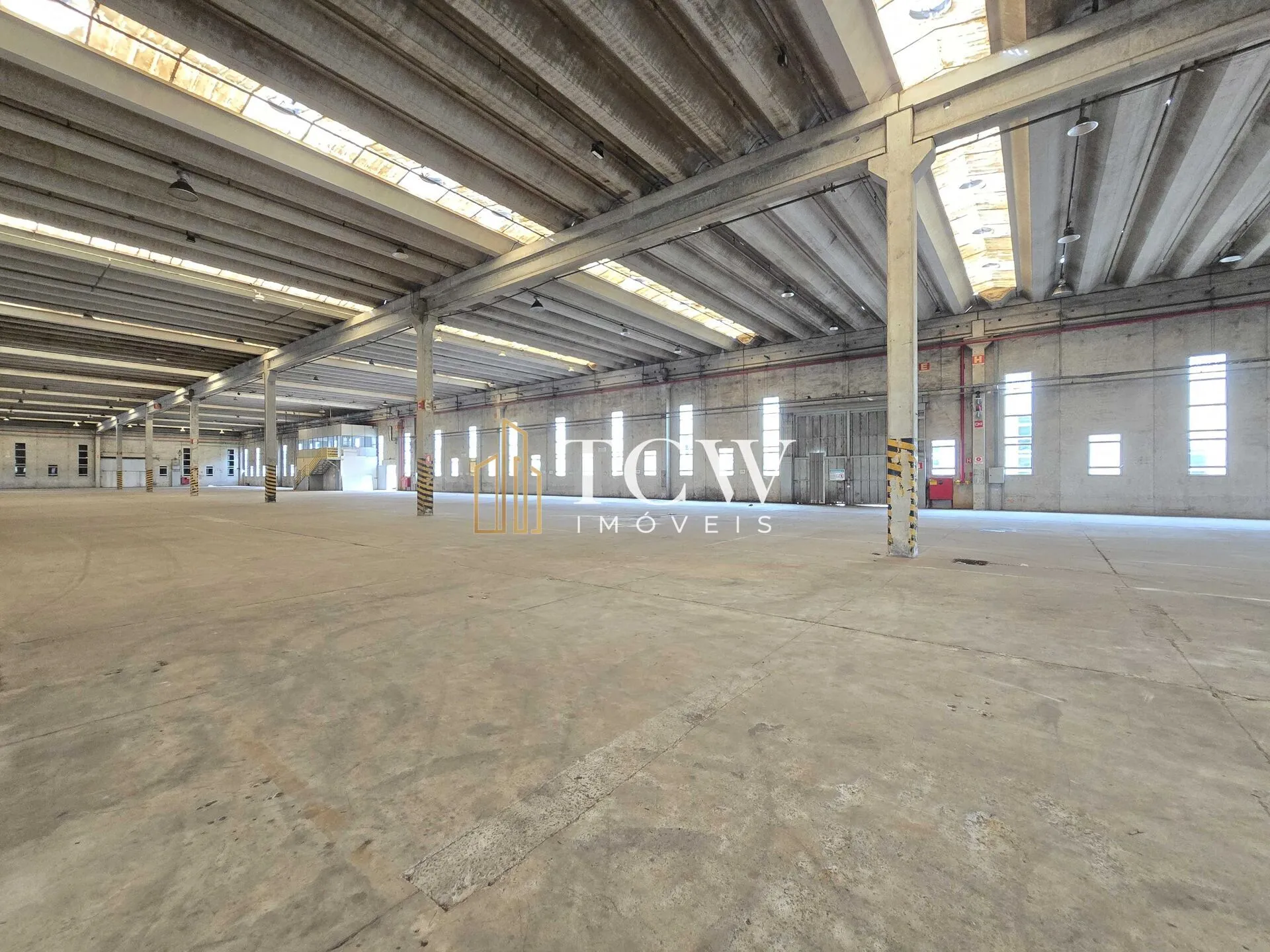 Galpão Logístico e Industrial com 22 docas para Locação em Suzano/SP | 13.320 m2