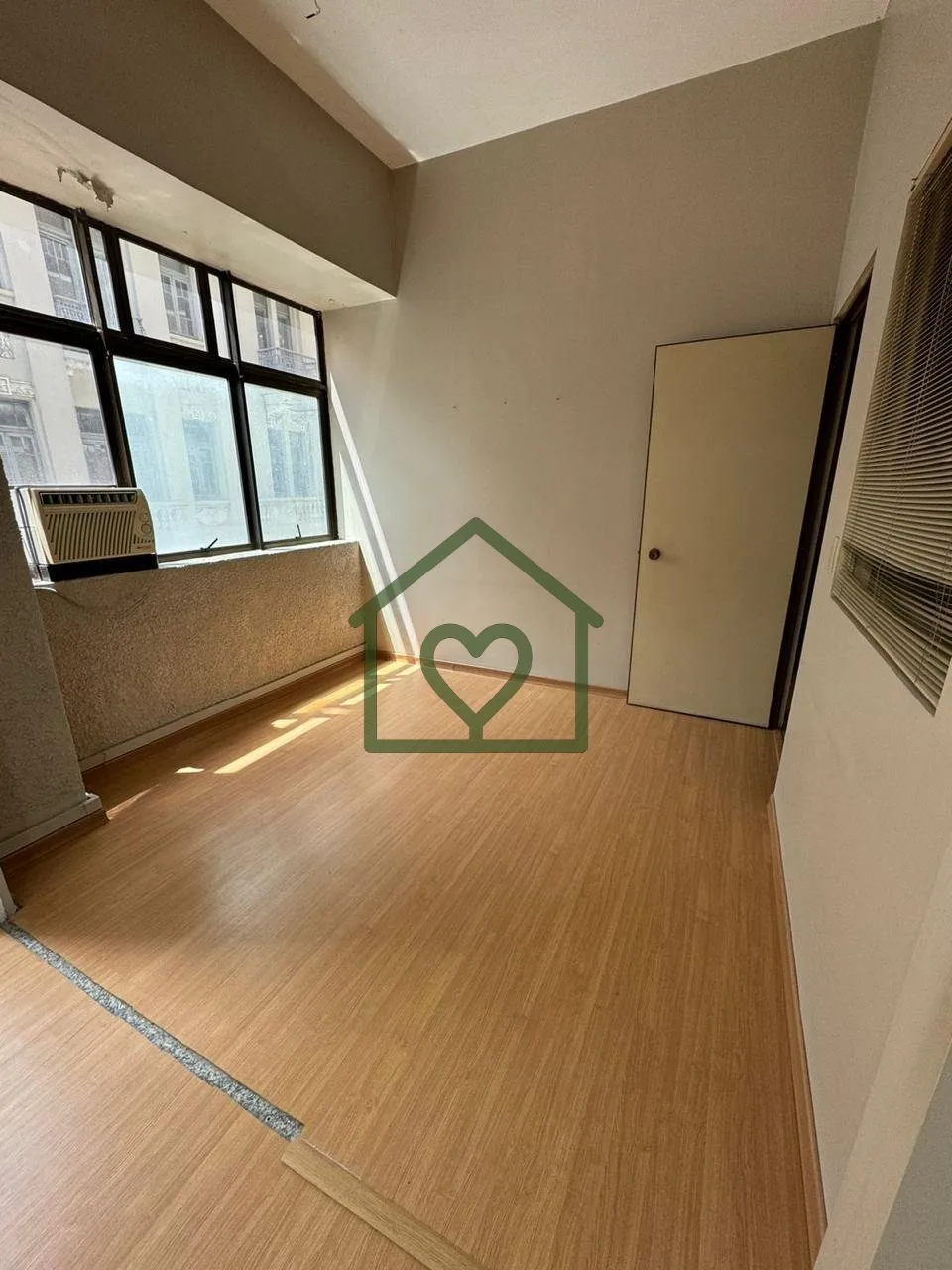 Imagem Conjunto de salas completas em andar inteiro, com recepção, copa, cozinha, depósito e banheiros. ...