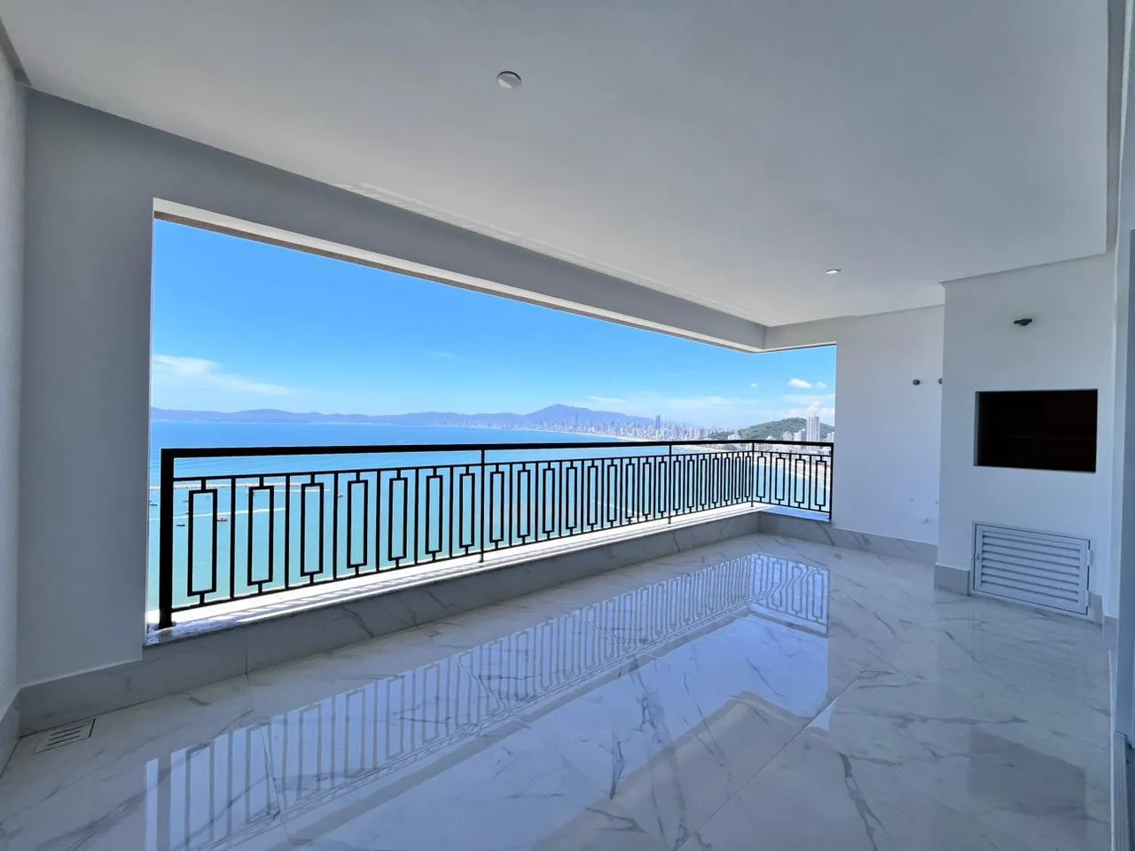 Imagem Apartamento com vista para o mar à venda com 190m2 por R$ 4.048.000,00
