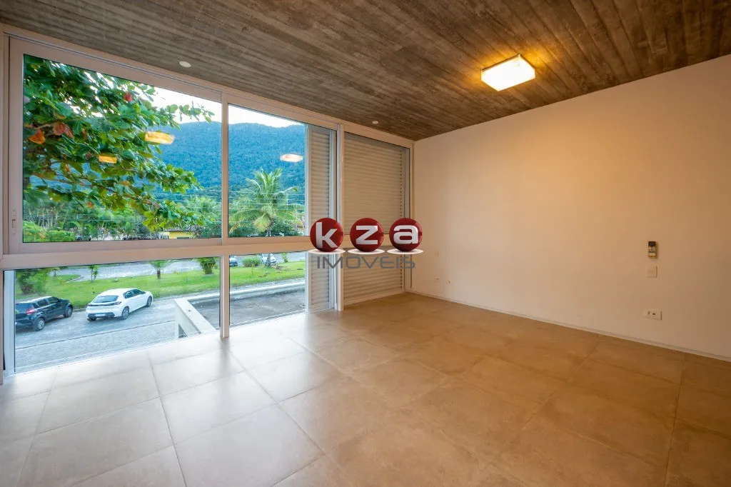 Imagem Imóvel de luxo à venda em São Sebastião-SP: Casa na Praia de Guaecá com 4 suítes, 3 salas, amplo gourmet e piscina, ao lado do mar.
