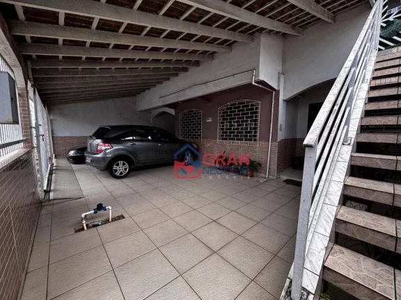 Imagem Casa com 3 dormitórios à venda no Pinheirinho