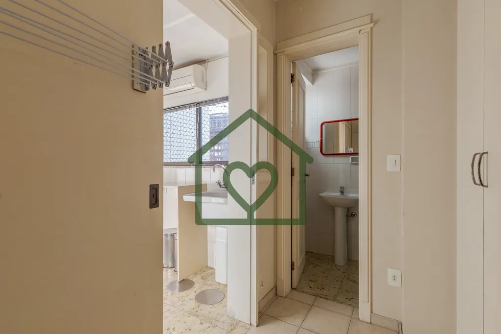Imagem Apartamento desocupado em prédio de alto padrão no Petrópolis. 
 
Hall de entrada com lavabo. Sal...