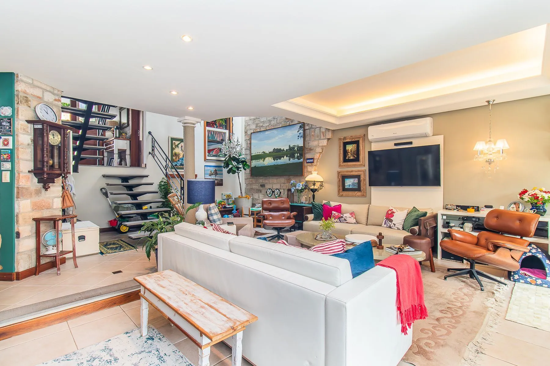 Imagem CASA DE 4 DORMITÓRIOS EM CONDOMÍNIO - 320 m² - 4 VAGAS DE GARAGEM