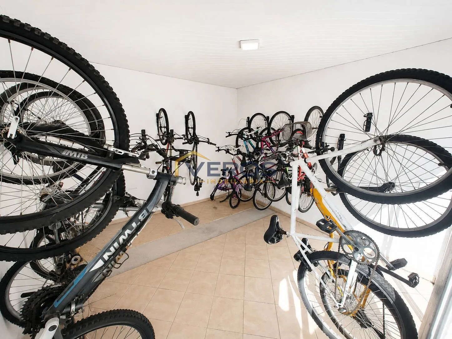 Imagem Apartamento a venda 400m da praia Martim de Sá com 2 vagas de garagem