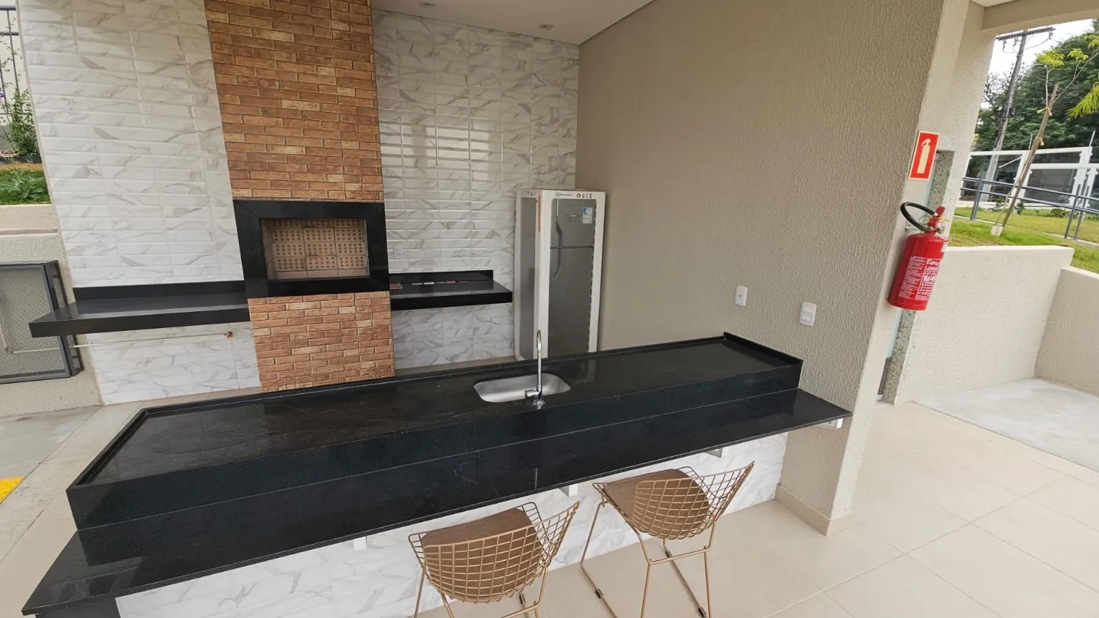 Imagem Apartamento 2 dormitórios , suíte , sacada com churrasqueira , 1 vaga de garagem coberta !