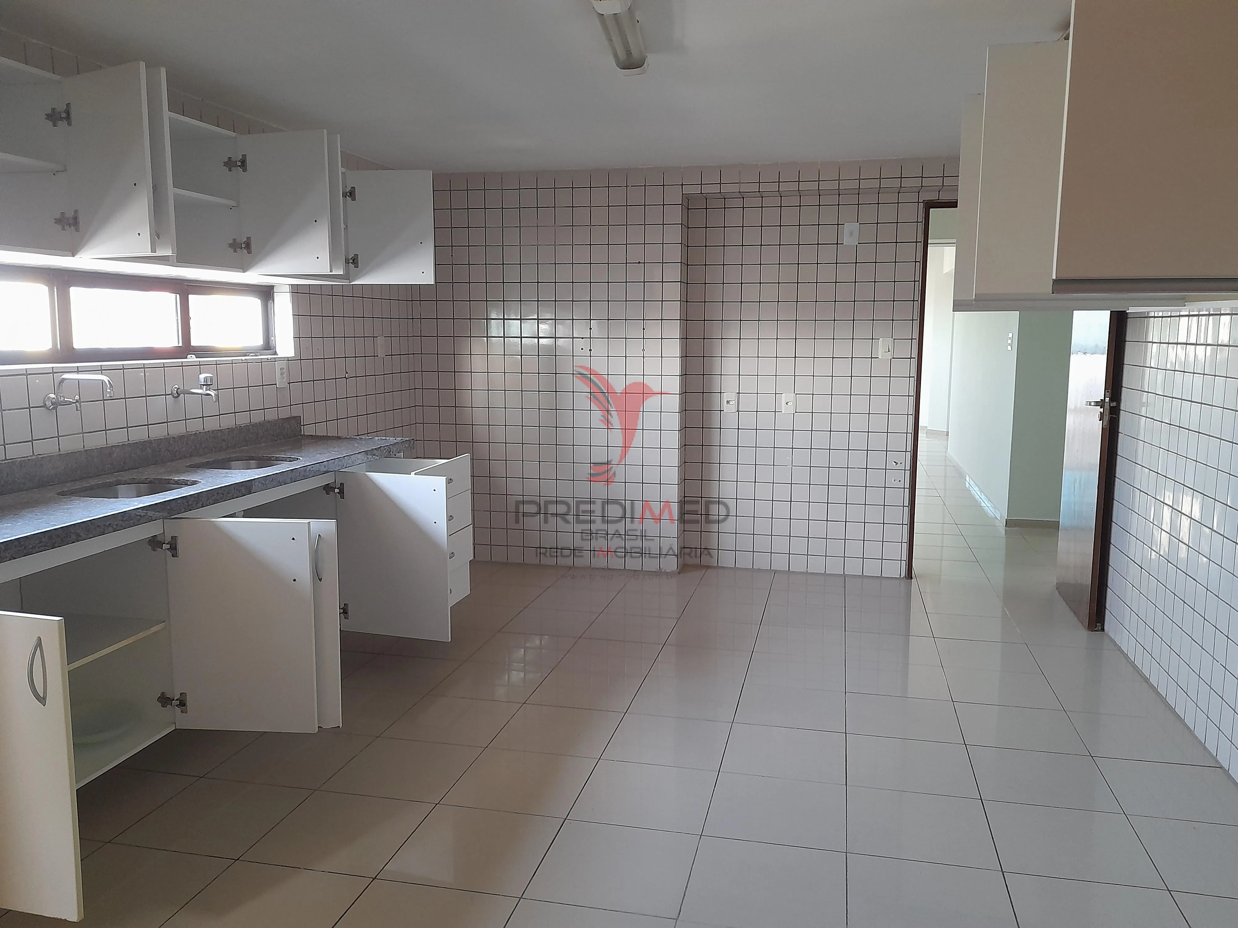 Imagem Apartamento em Manaira com 220 mts2. 4 Suites, 2 Varandas, 3 Vagas de Garagem, 1 por andar