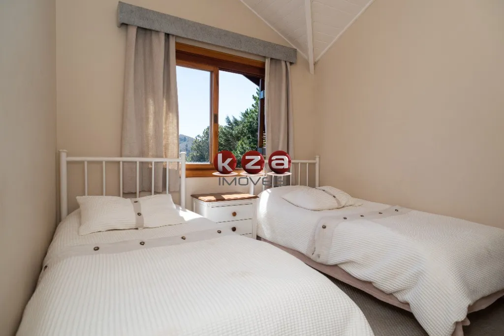 Imagem Casa de Luxo à Venda em Campos do Jordão - Green Hills Village: 5 Quartos, 3 Suítes, 3 Salas, 8 Banheiros, 3 Vagas, 300m².