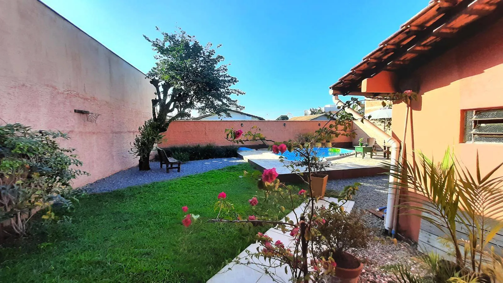 Imagem Casa Semi Averbada no Bairro Floresta com piscina