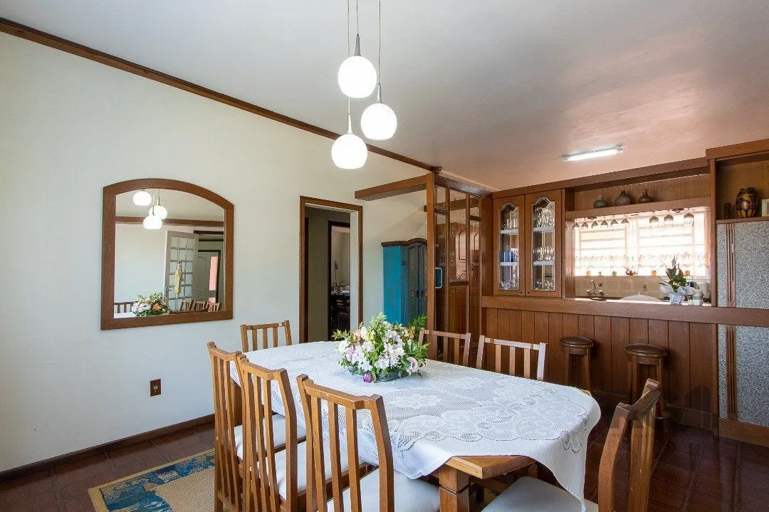 Imagem Casa com 4 quartos, suíte, churrasqueira, lareira, garagem coberta e lindo jardim.