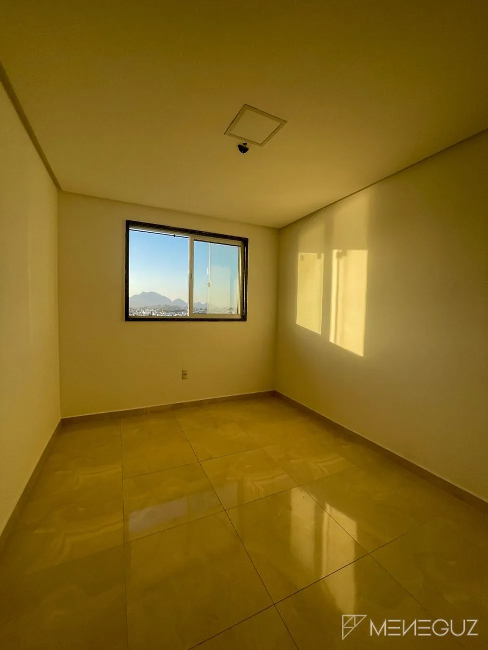 Imagem Apartamento de 2 quartos, com duas vagas de garagem, no centro de Guarapari com vista para o canal - Parcelamento em 60 meses!