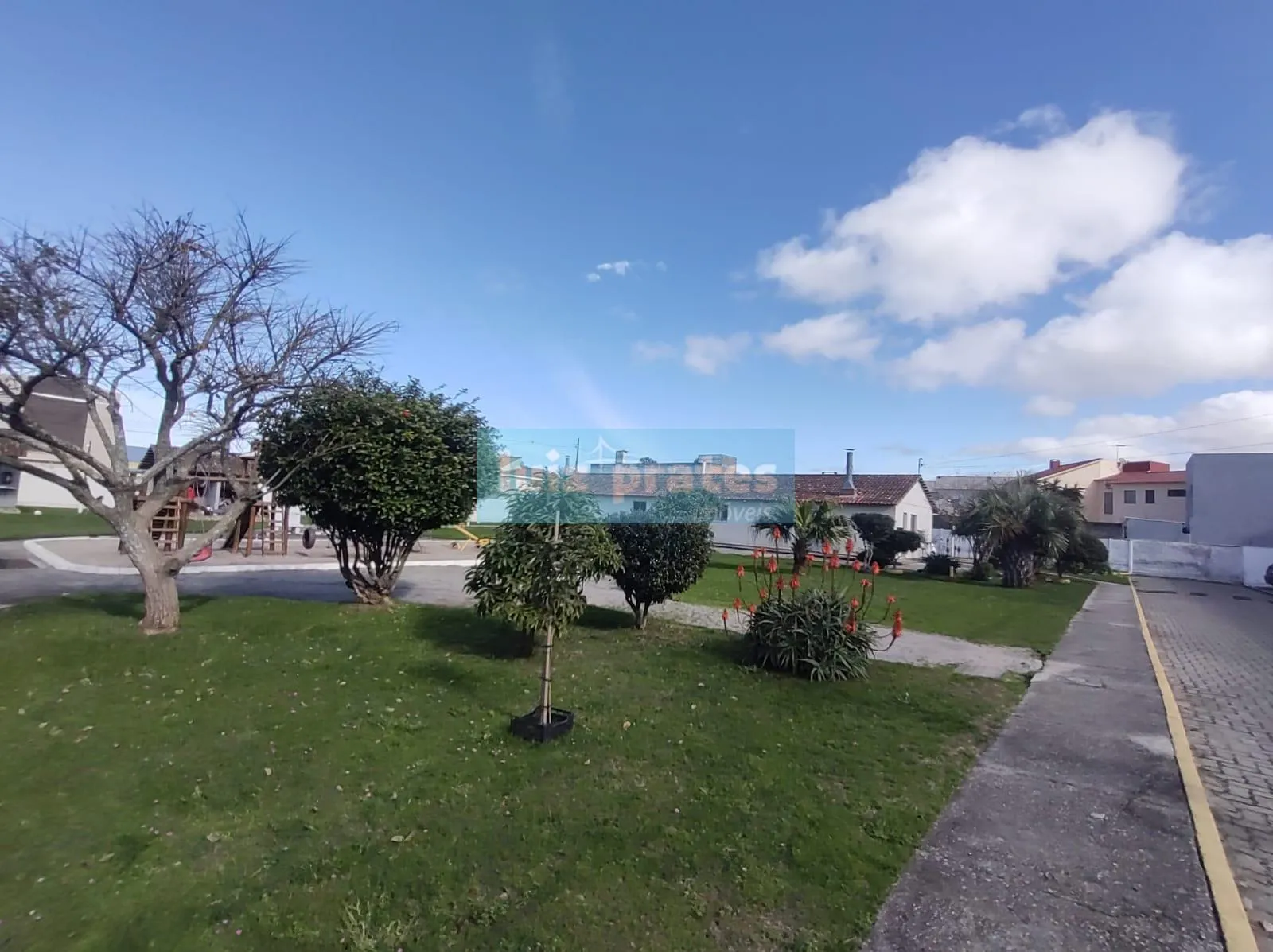 Imagem Sobrado 2 quartos, frente norte, condomínio fechado, ótima localização próximo ao Shopping