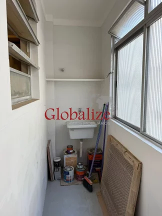 Imagem Apartamento à venda com 68m², quartos, garagem, reformado por R$440.000,00 no Embaré em Santos