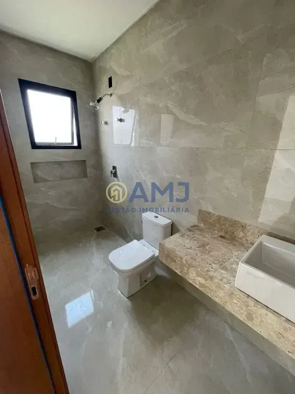 Imagem Casa térrea à venda no Jardins Capri | Lote de esquina com 4 suítes, piscina e alto padrão em Goiânia