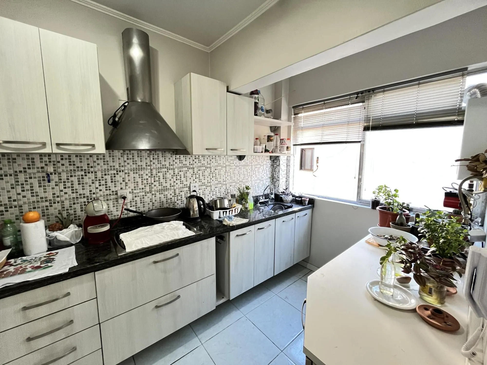 Imagem Apartamento de 2 quartos, suíte e 1 vaga de garagem no bairro Santana em POA/RS