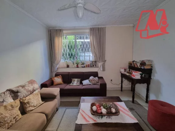 Imagem Casa com 5 dormitórios e pátio próximo à Redenção