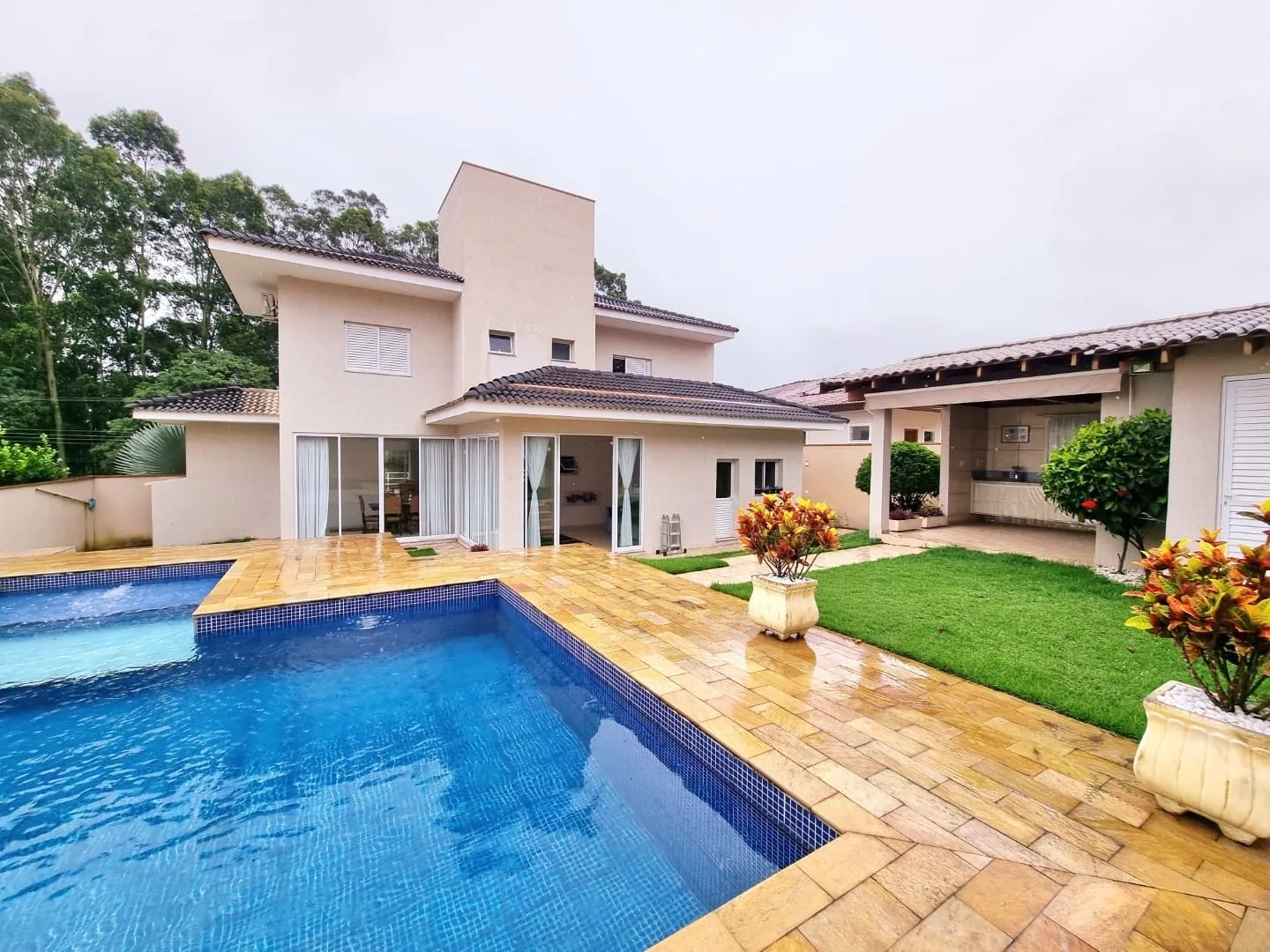 Imagem Casa à venda e locação 3 Suites, 2 Vagas, 700M², Socorro, Pindamonhangaba - SP | COLONIAL VILLAGE