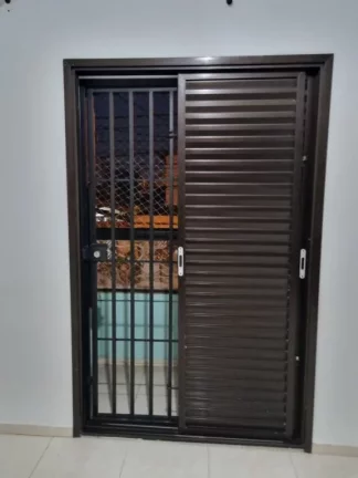 Imagem Sobrado individual à venda no Maracanã em Praia Grande-SP, com 2 dormitórios sendo suítes, sala ampla, cozinha com armários planejados, 1 lavabo, banheiro com box e gabinete, lavanderia, churrasqueira, vaga de garagem, portão em alumínio, a 150 metros da 