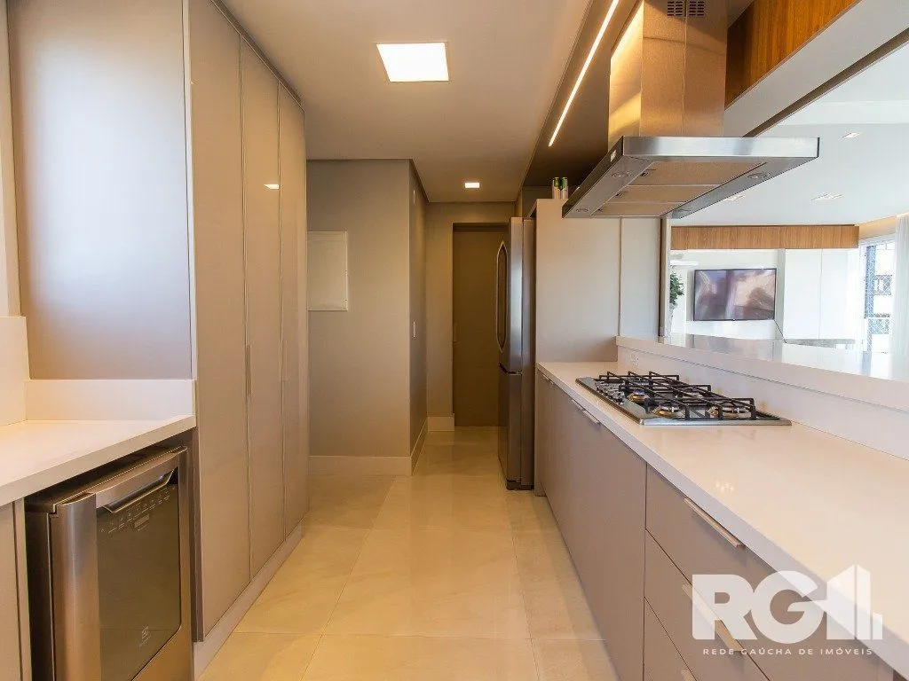 Imagem Belíssimo apartamento todo decorado por arquiteto. Apartamento com 170 m2, 3 suítes, sendo 1 suíte máster no bairro Petrópolis.