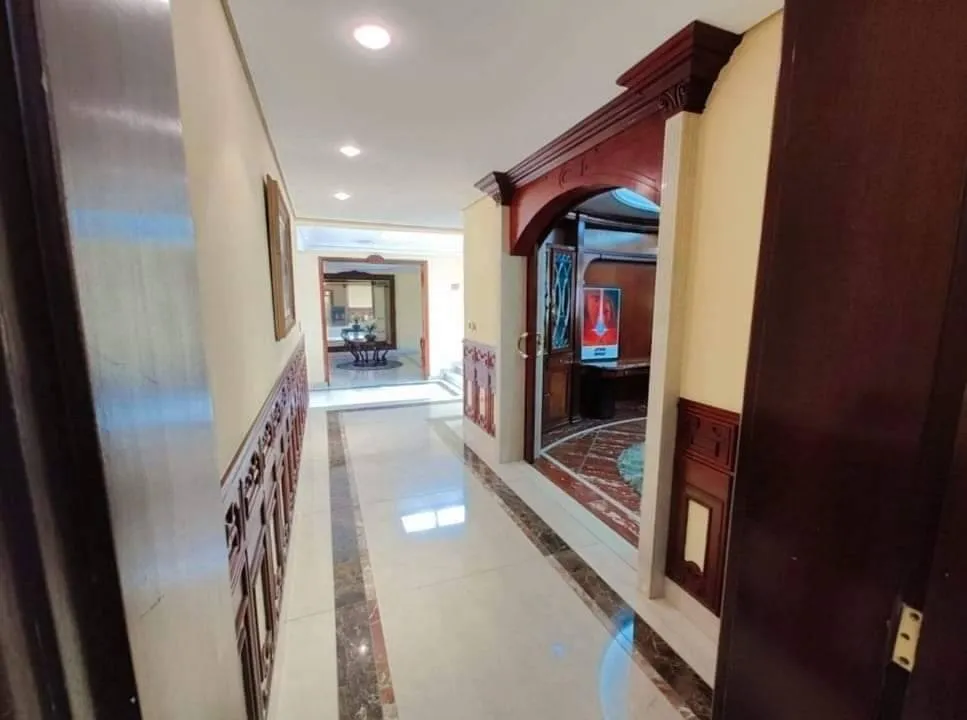 Imagem Imponente Casa à Venda em Tamboré - 5 Suítes, Piscina, Academia e Infraestrutura Completa