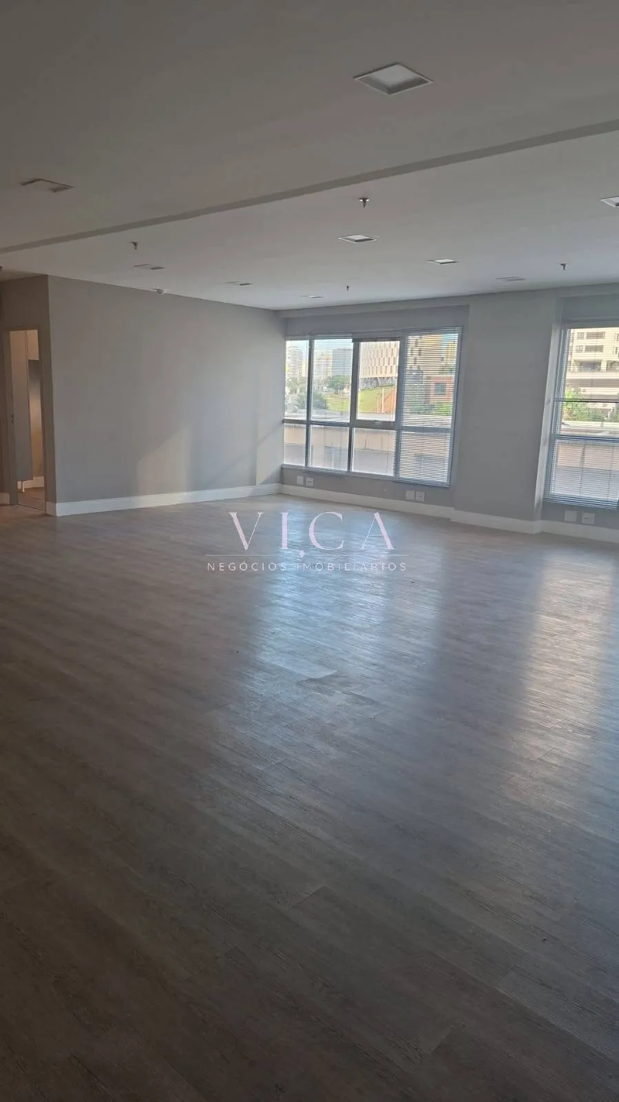 Foto do imóvel Sala 111m² 2 vagas 3 banheiros - aluguel por R$ 7.000,00 - Alphaville/SP
