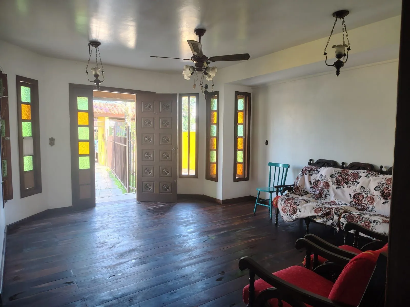 Imagem Casa de 4 dormitórios, 1 suíte e 4 vagas de garagem no bairro Cavalhada.