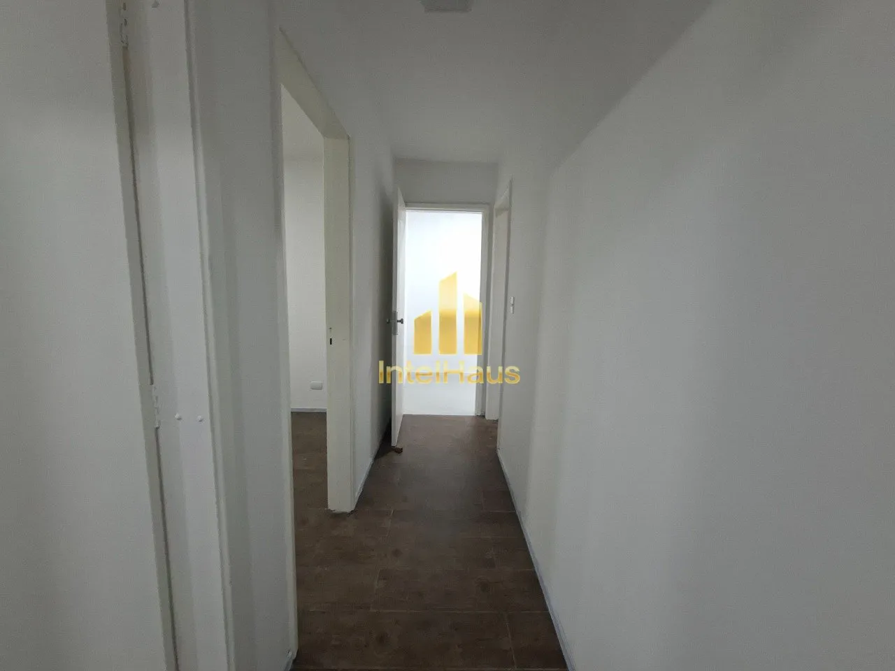 Imagem Apresentamos este excelente apartamento de frente no primeiro andar do Edifício Jalu. Situado na Ru...