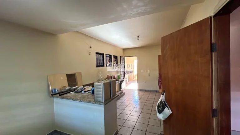 Imagem Casa à venda e locação no bairro São Sebastião, Uberaba - 3 dormitórios e quintal