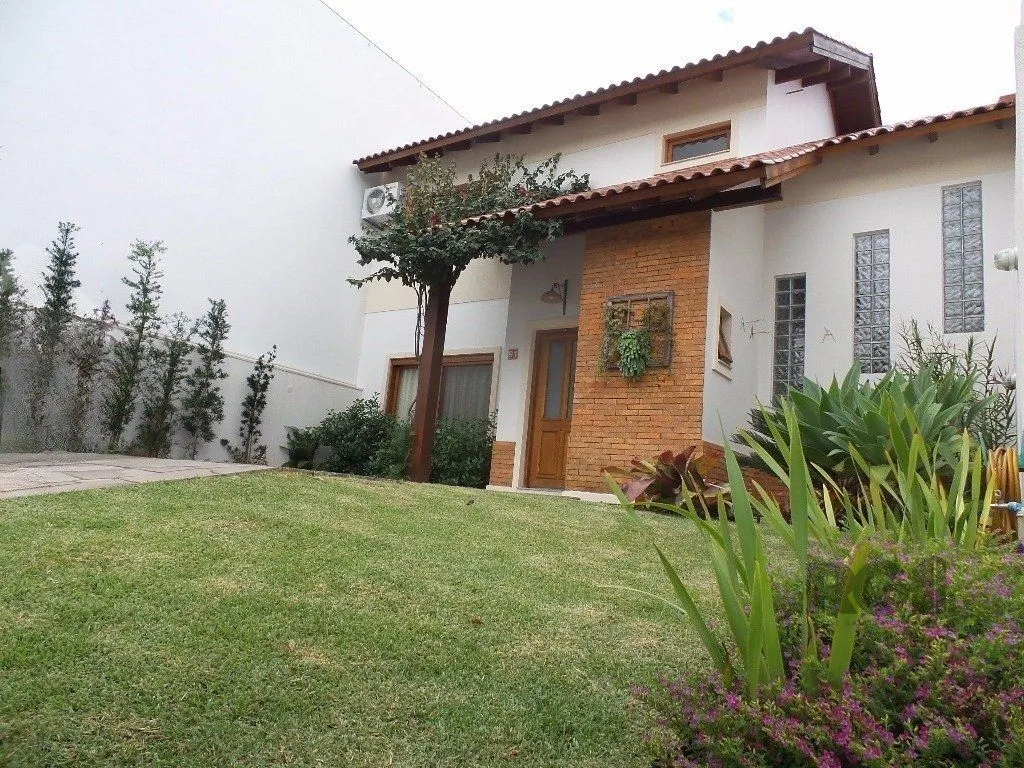 Imagem Excelente casa em condomínio com 3 dormitórios e 4 vagas.