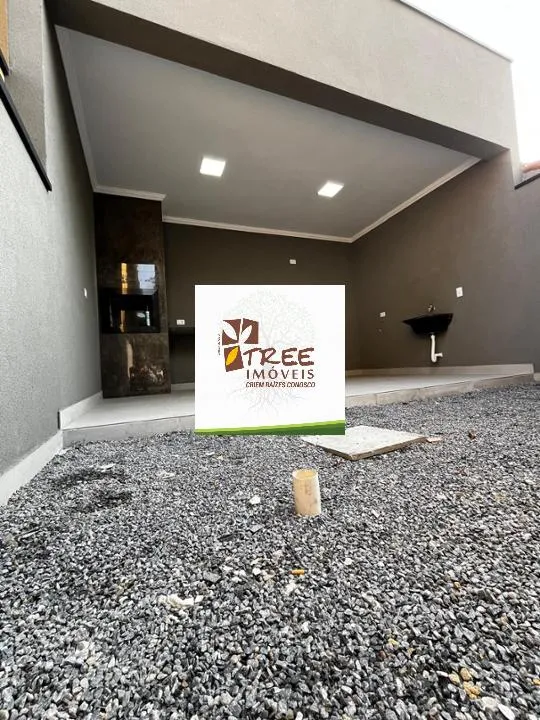Imagem VENDA DE SOBRADO NO ARUJAMÉRICA, EM ARUJÁ/SP, 150m² com 3 quartos, suíte, sacada, sala ampla, copa, quintal, churrasqueira e 3 vagas. CONSULTE-NOS.