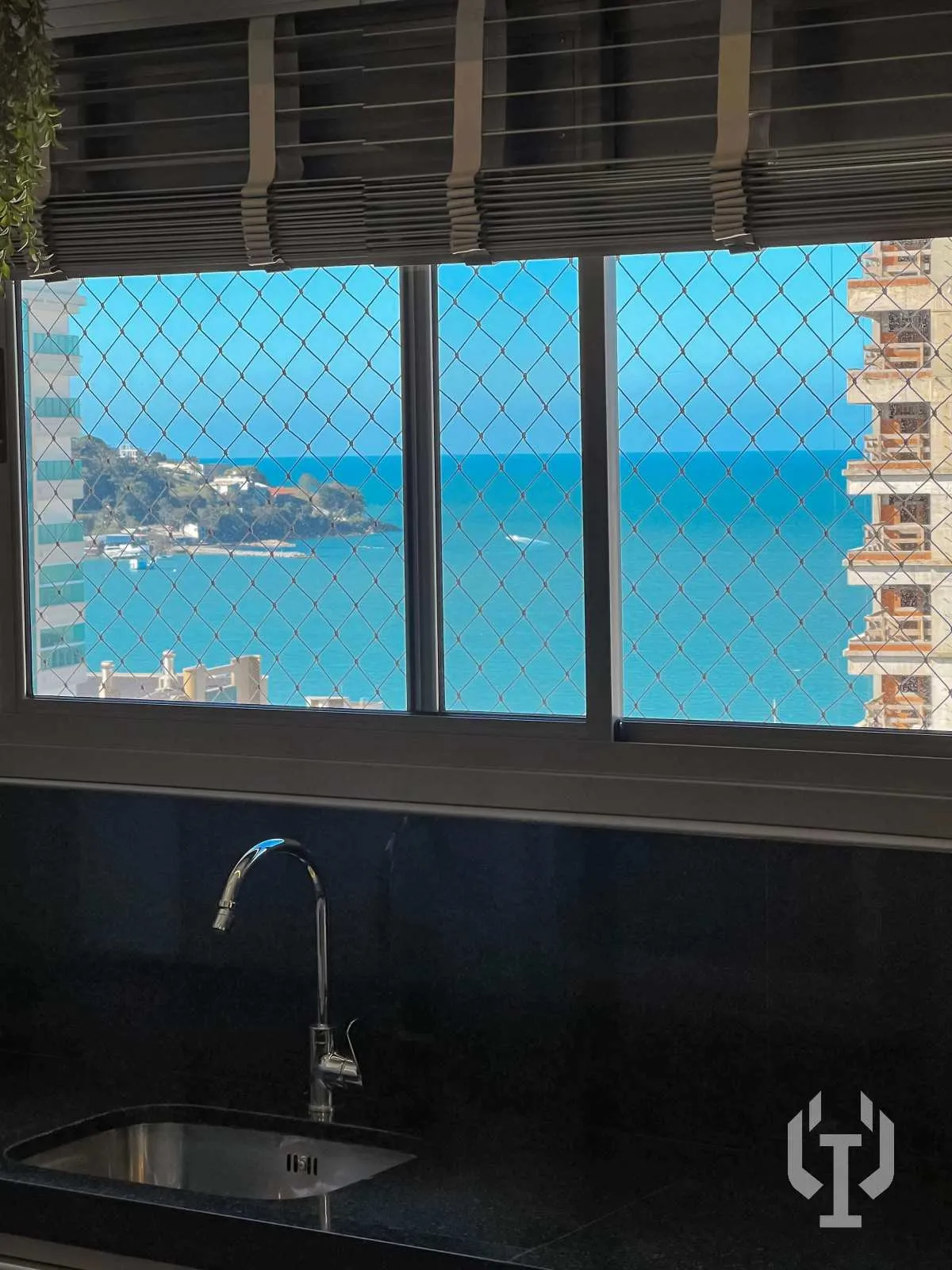 Imagem Apartamento mobiliado de 3 suítes e 2 vagas de garagem no Centro de Itapema