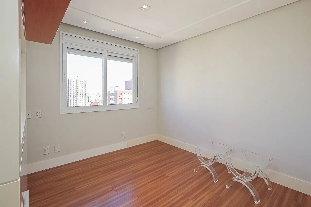 Imagem Apartamento de 3 quartos, 3 suítes, com 02 garagens individuais no Bairro Petrópolis, próximo a Encol.