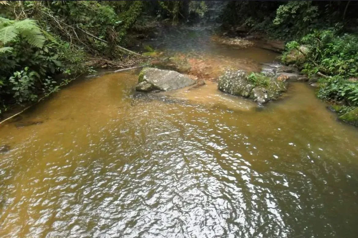 Imagem Sítio à venda em Tapiraí-SP com uma linda cachoeira