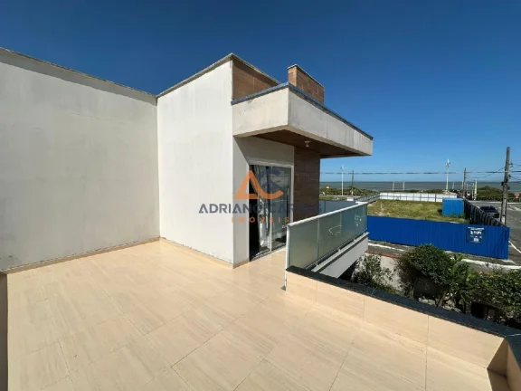 Imagem Sobrado de 4 dormitórios, sendo 1 suíte a 50m do mar no bairro Meia Praia, em Navegantes - Adriano Carpes Imóveis vende