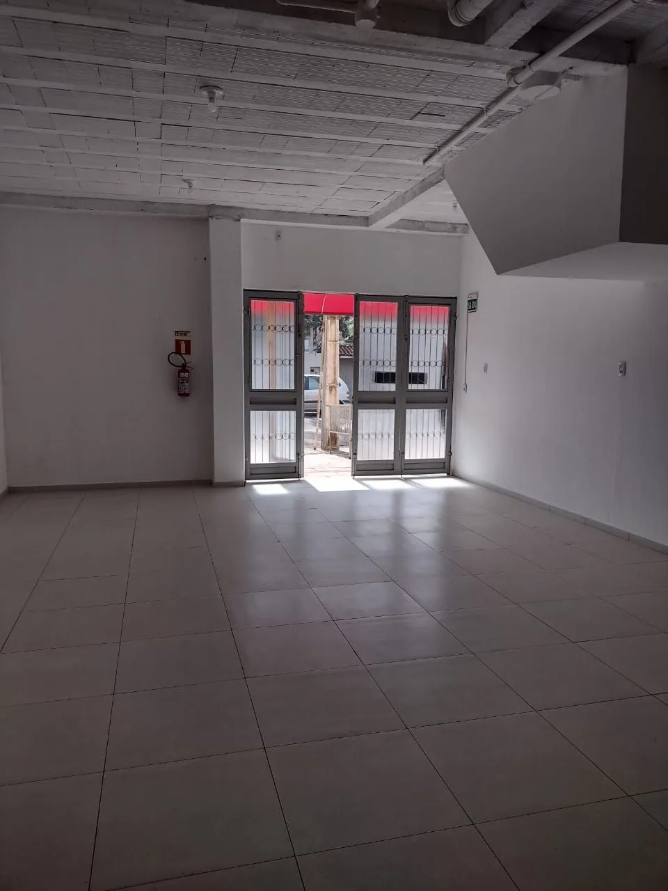Imagem MÁFFER IMÓVEIS ALUGA - ÓTIMA LOJA COMERCIAL COM VAGA! Bairro Rio Branco - Novo Hamburgo/RS