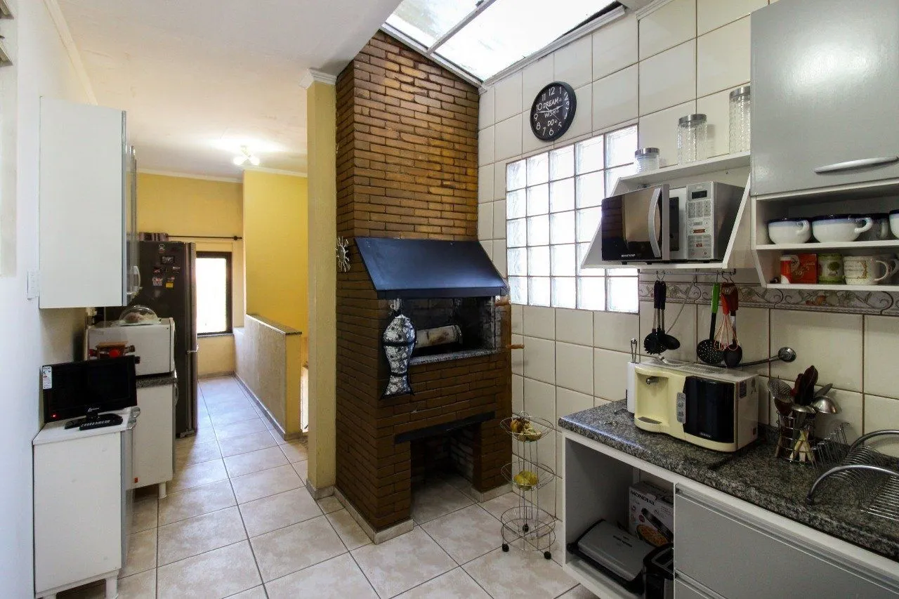 Imagem Casa com 6 dormitórios à Venda no Bairro Jardim Carvalho, Porto Alegre
