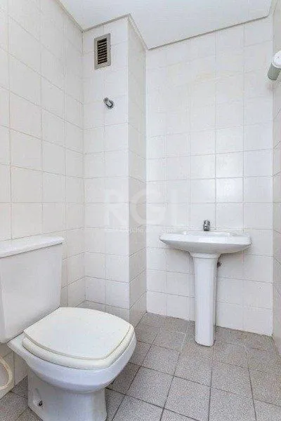 Imagem Sala comercial na Av Carlos Gomes com sacada DESOCUPADA