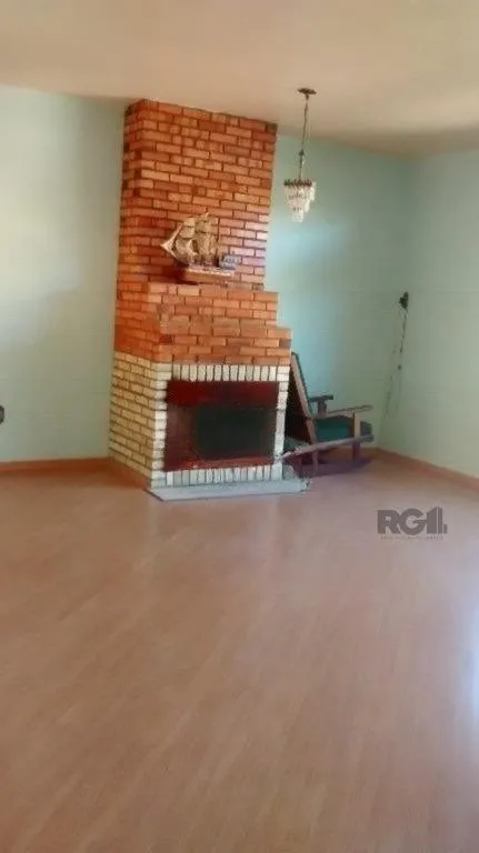 Imagem Casa com 3 dormitórios e amplo pátio com grama.