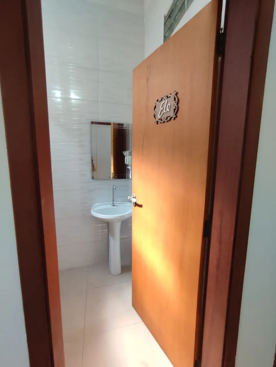 Imagem Imperdível Casa Comercial à Venda em Sorocaba-SP, Bairro Wanel Ville: 2 Quartos, 1 Suíte, 1 Sala, 3 Banheiros, 1 Vaga de Garagem e 380m² de Área.