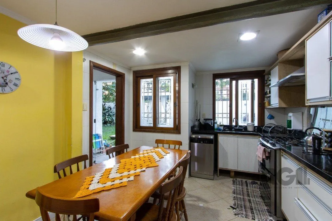 Imagem Casa no bairro Cristal, Possui 4 dormitórios, sendo 1suíte, closet e banheira de hidromassagem, com possibilidade de um podendo 1 dormitórios extra.