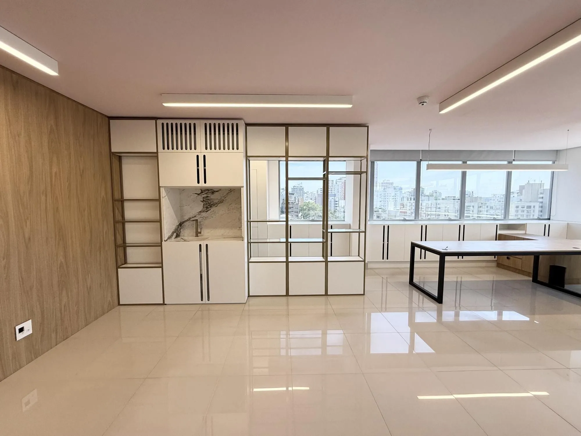 Imagem MÁFFER IMÓVEIS Sala comercial no bairro Auxiliadora, em ponto estratégico na Rua Eudoro Berlink, nº 354, região nobre de Porto Alegre, próxima às Avenidas Mariland e 24 de Outubro.