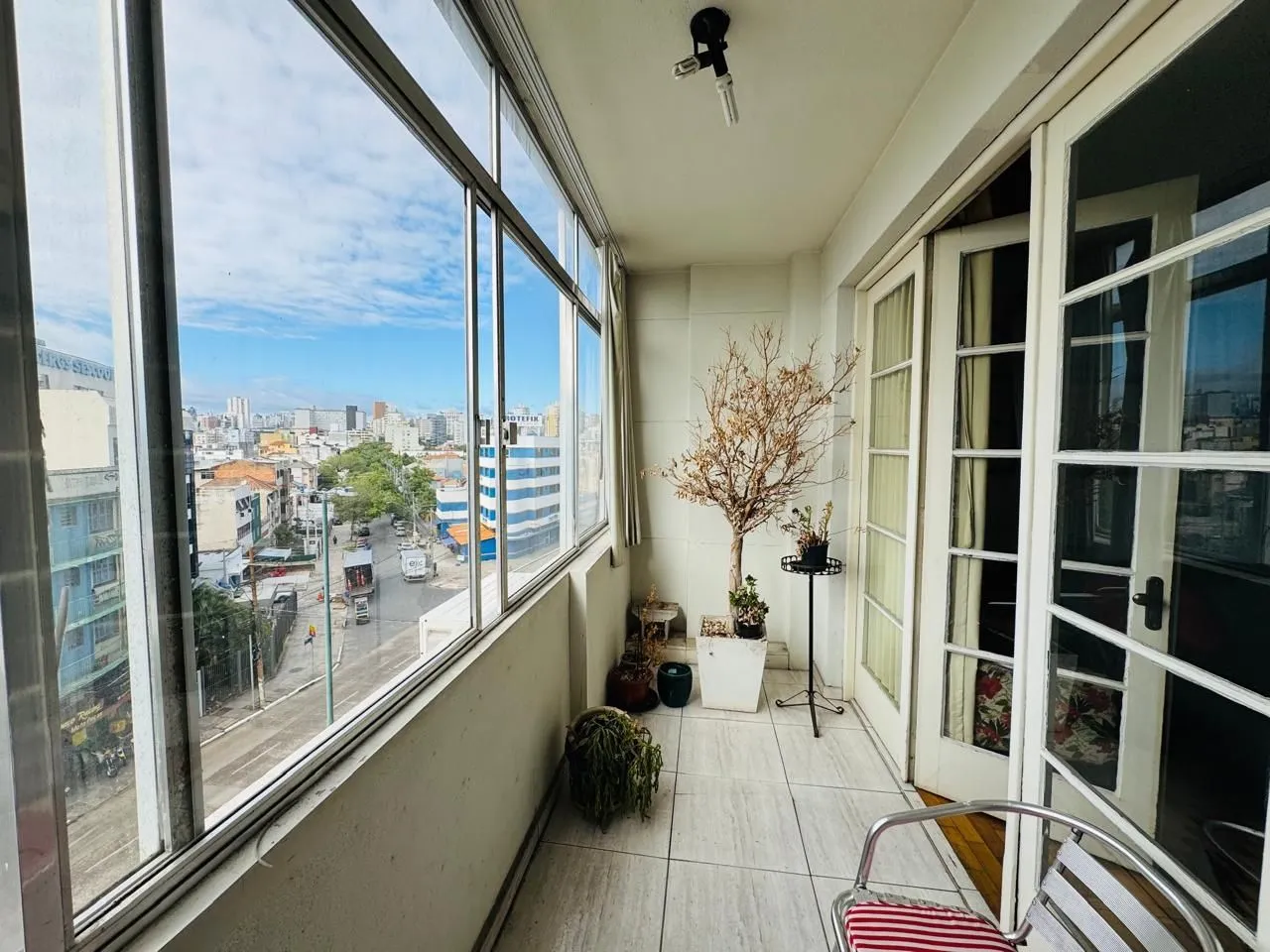 Imagem Apartamento Semimobiliado com 3 Dormitórios, 1 Suíte e Elevador